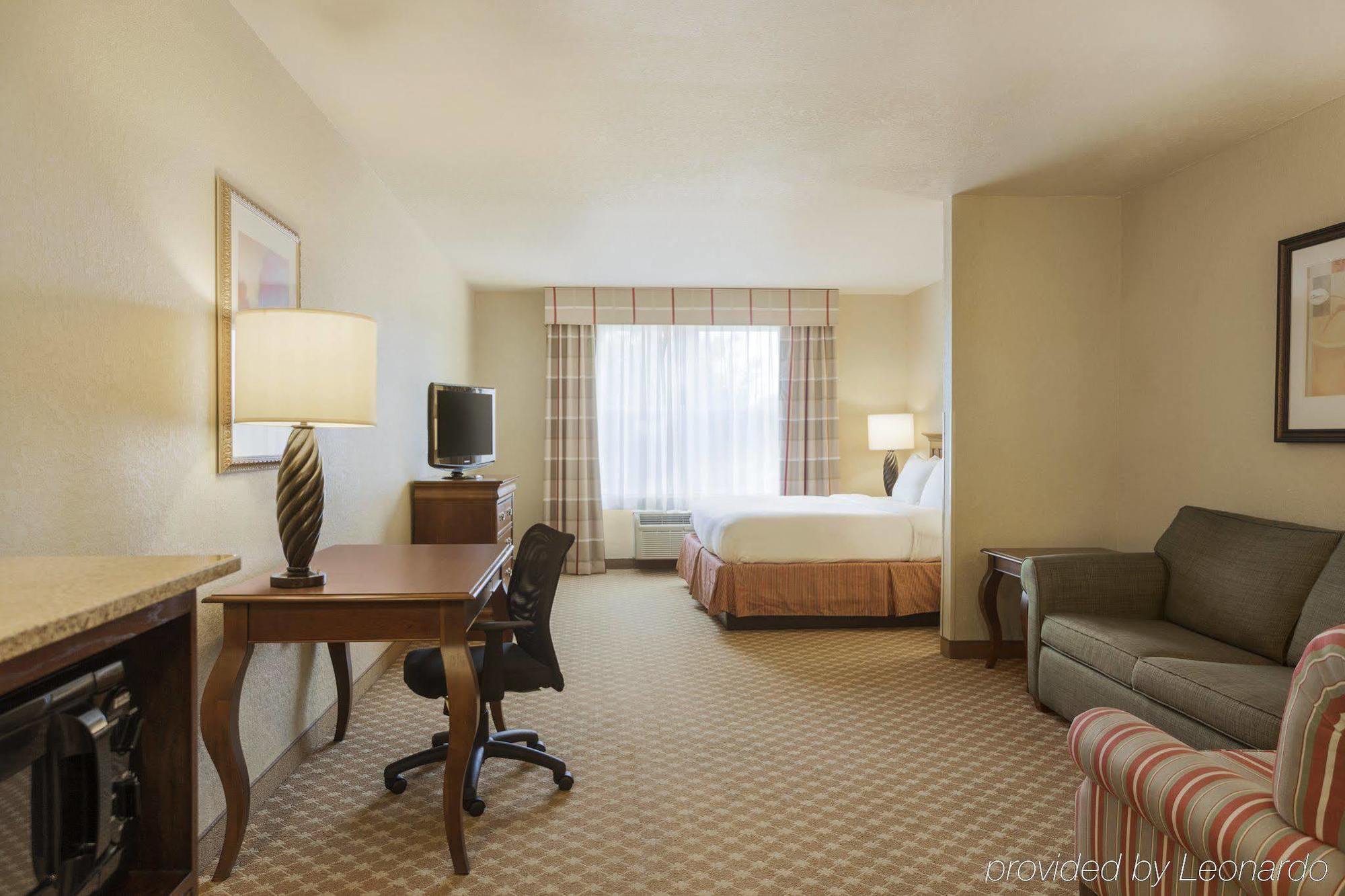 Clarion Pointe Columbus-Bradley Park Hotel Exterior photo